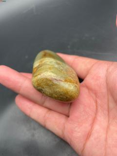 和田玉原石一个重156.6克左右